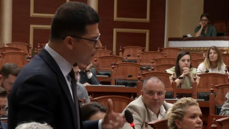 ‘Kur kthen shpinën edhe ata të tutë thonë kështu e ka pleqëria’ Vengu për Berishën: Çfarë t’i them një njeriu që ka mbi supet e veta akuzat e të gjithë tranzicionit