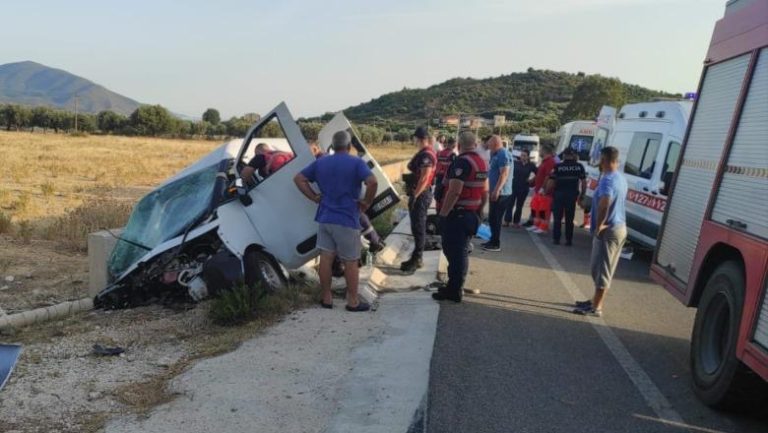 Emrat / Aksident i rëndë në Vlorë, furgoni me punëtorë del nga rruga! 1 i vdekur dhe 5 të plagosur rëndë