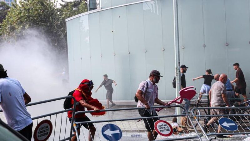 Dhuna në protestën para Kuvendit, sot masa e sigurisë për 2 protestuesit, 30 të tjerë nën hetim