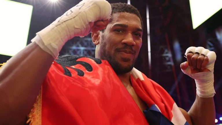 Video / Gjest respekti nga Anthony Joshua, pas fitores ndaj Prengës, ngre flamurin shqiptar në ring