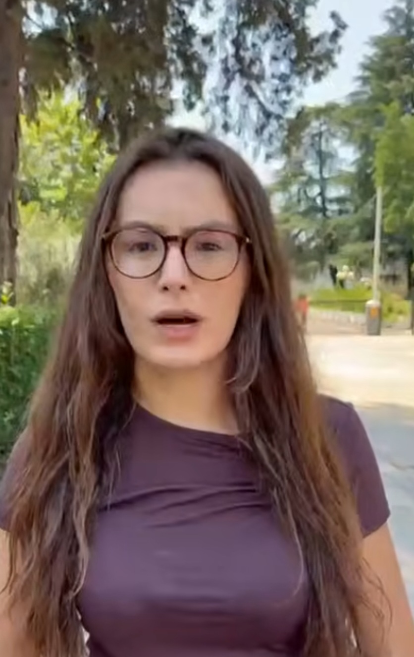 Pesë herë ngelëse, kush është studentja Arvina Lleshi që u turret deputetëve të PS-së, e radikalizuar nga Qori në një qendër sekrete te Pazari i Ri. Kërkohet nga policia