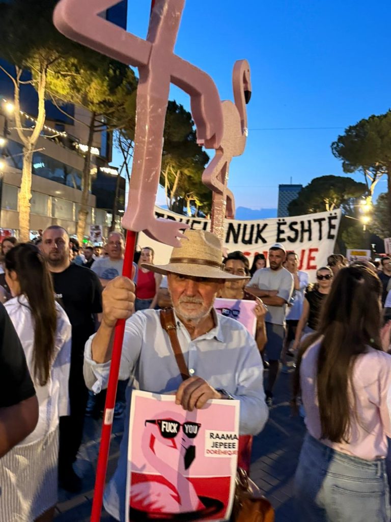 neritan-sejamini-leshteriku-i-ujerave-te-zeza-te-pluralizmit-merr-ne-dore-protesten-e-shkrehur-bashke-me-lubonjen-bushatin-dhe-gazetaret-e-fanes